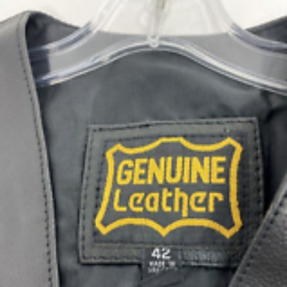 Men's Motorcycle Vest Size 42 Black Leather Front Button Sleeveless with Brooch - Picture 3 of 6